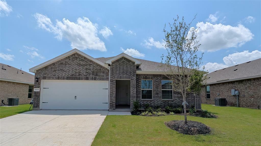 Property Photo: 1004 Traction Trail TX 76031