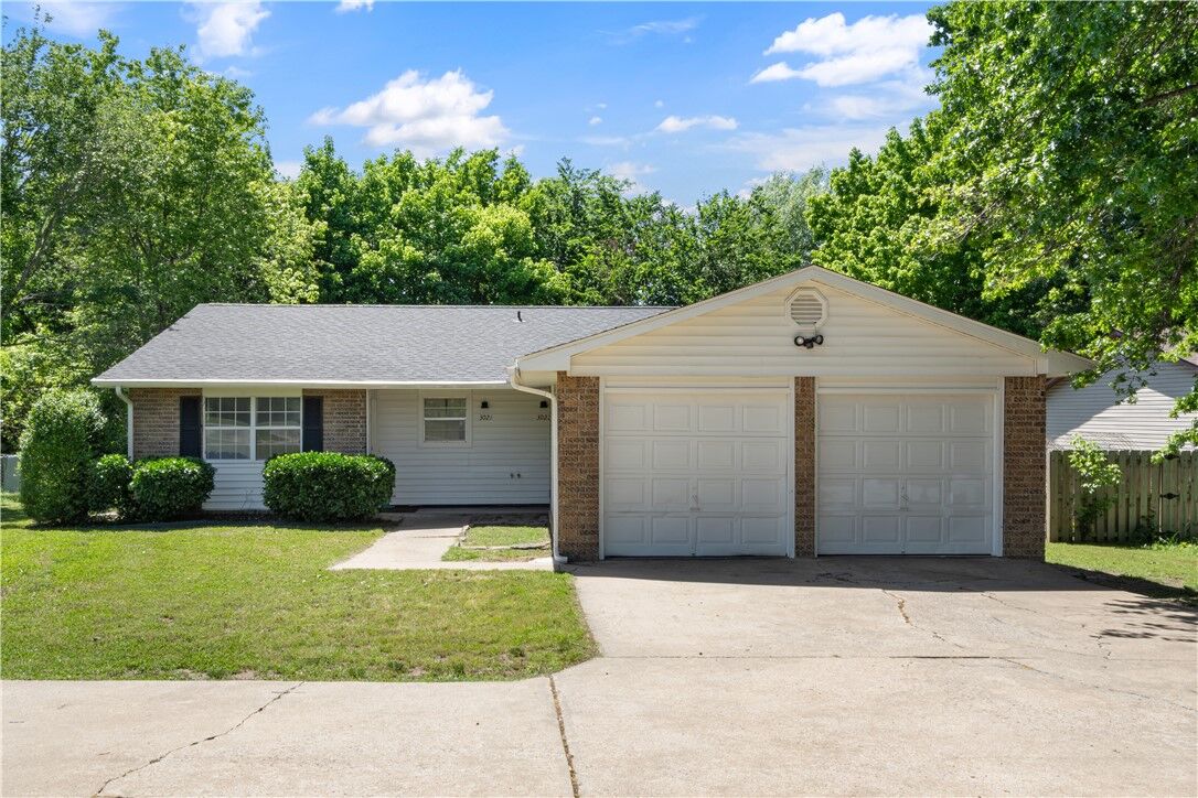 Property Photo:  3021-3023 N Old Missouri Road  AR 72703 