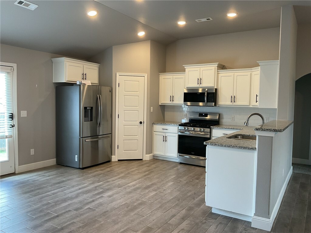 Property Photo:  924 S Parrot Lane  AR 72761 