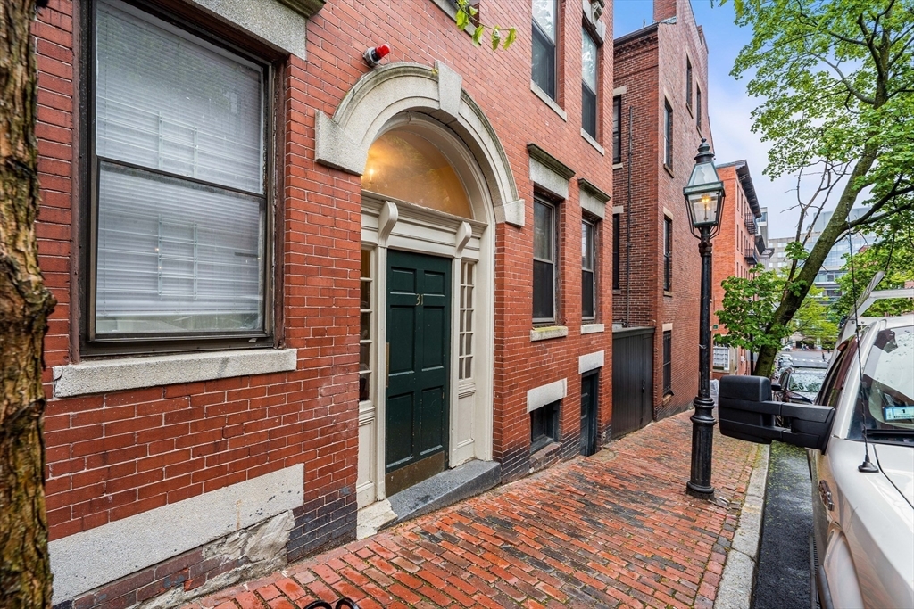 Property Photo: 31 Irving St 4 MA 02114