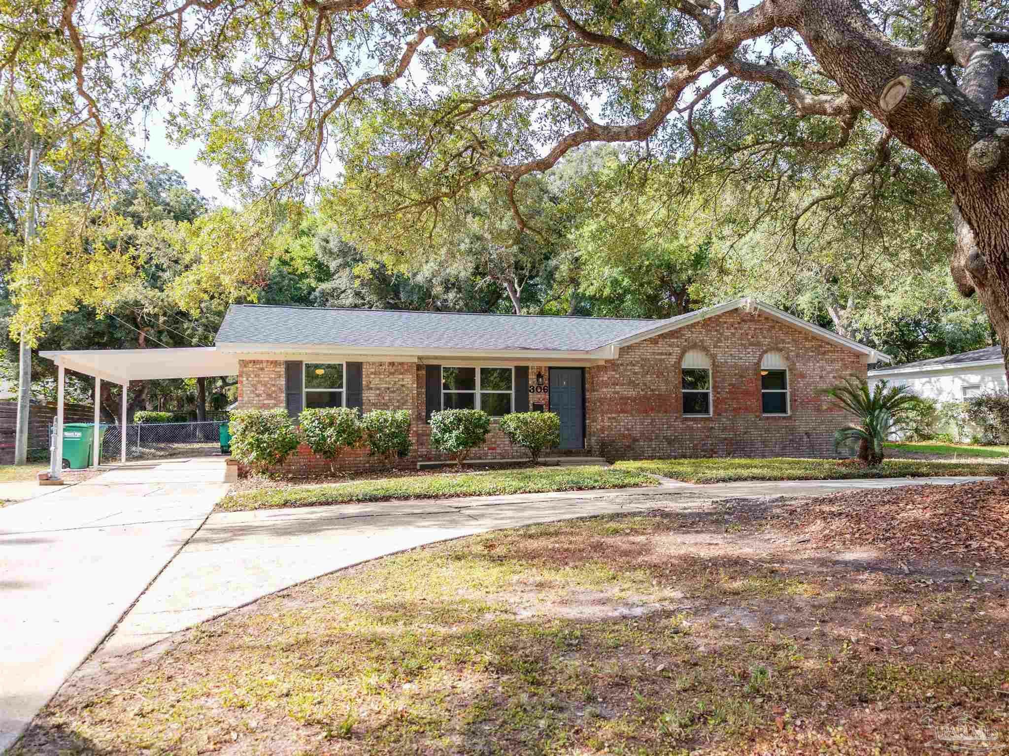 Property Photo: 306 Fairpoint Dr FL 32561