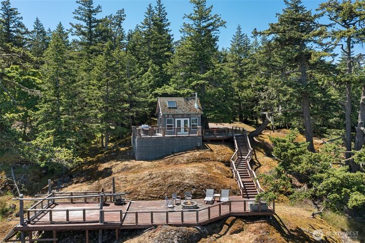 Property Photo:  2000 2001  Mount Dallas Road  WA 98250