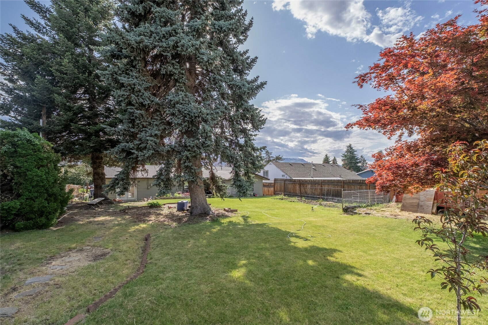 Property Photo: 1011 N Dolfay Lane WA 98802