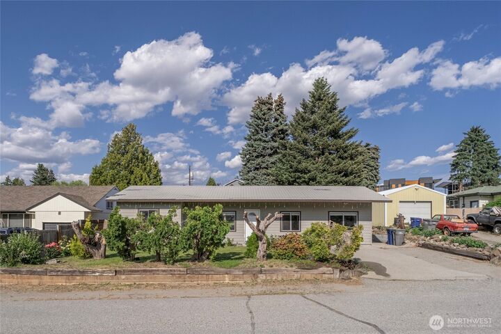 Property Photo: 1011 N Dolfay Lane WA 98802