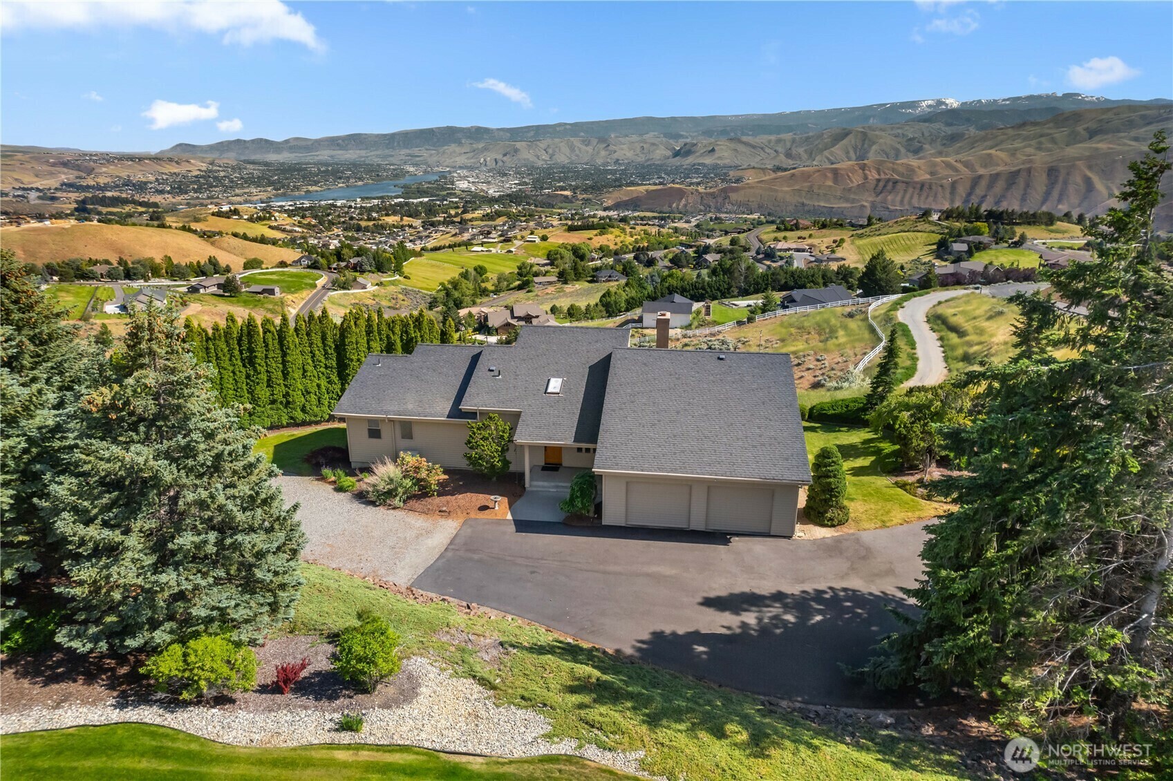 Property Photo: 4261 April Dr WA 98801