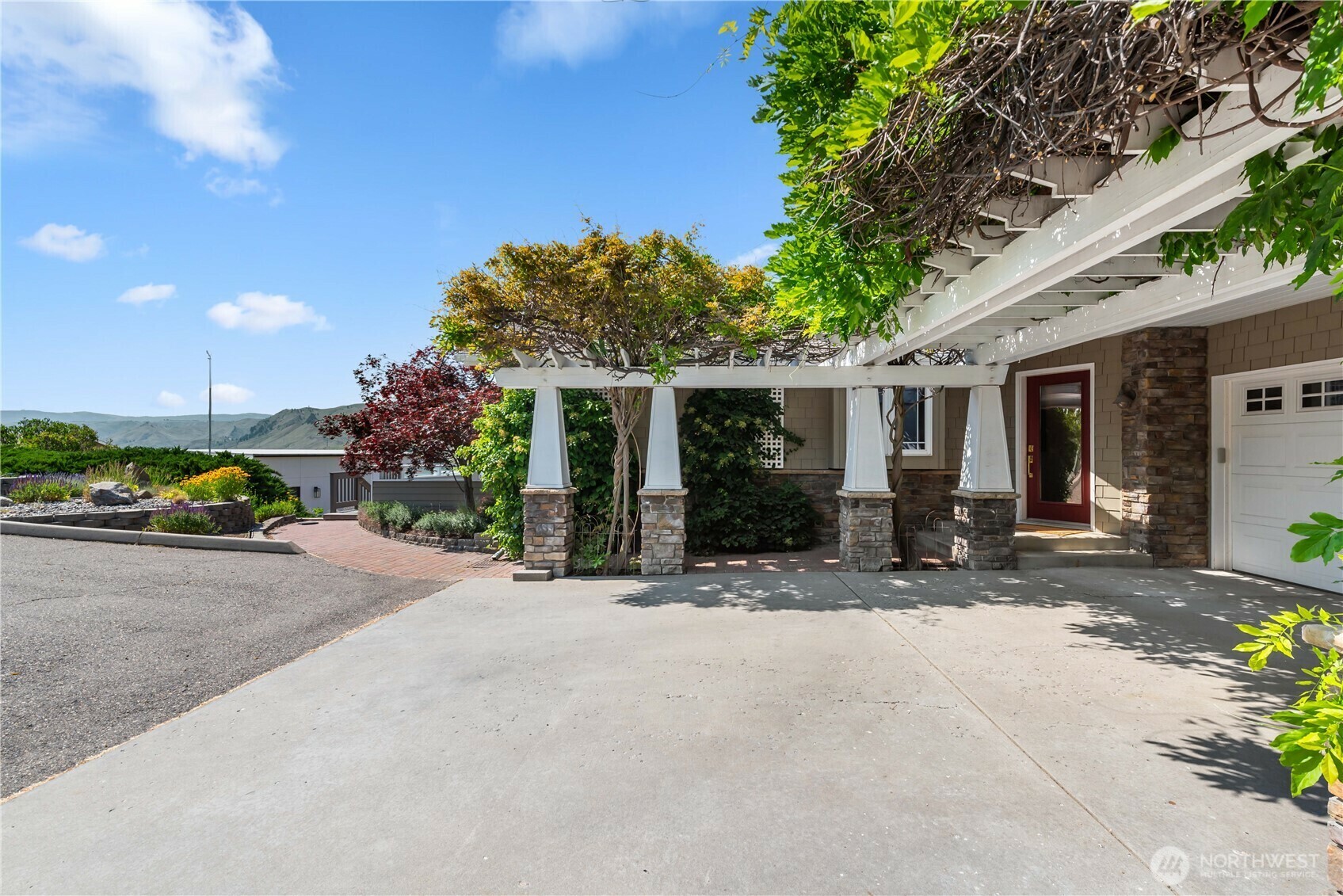 Property Photo: 1014 Westmorland Dr. WA 98801