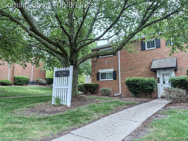 Property Photo: 756 E Fox Hills Drive MI 48304