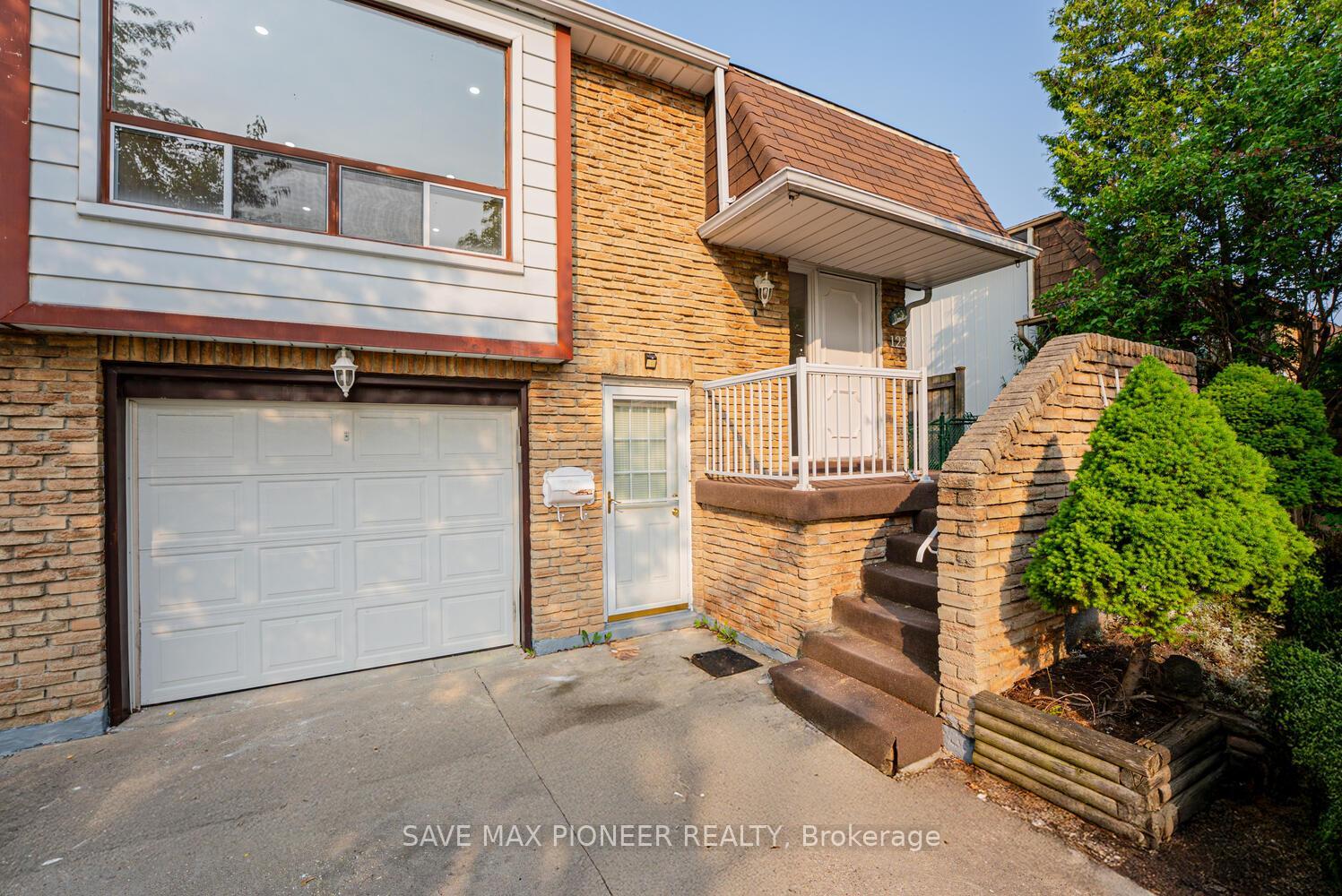Property Photo: 122 Centre Street N ON L6V 2Z3