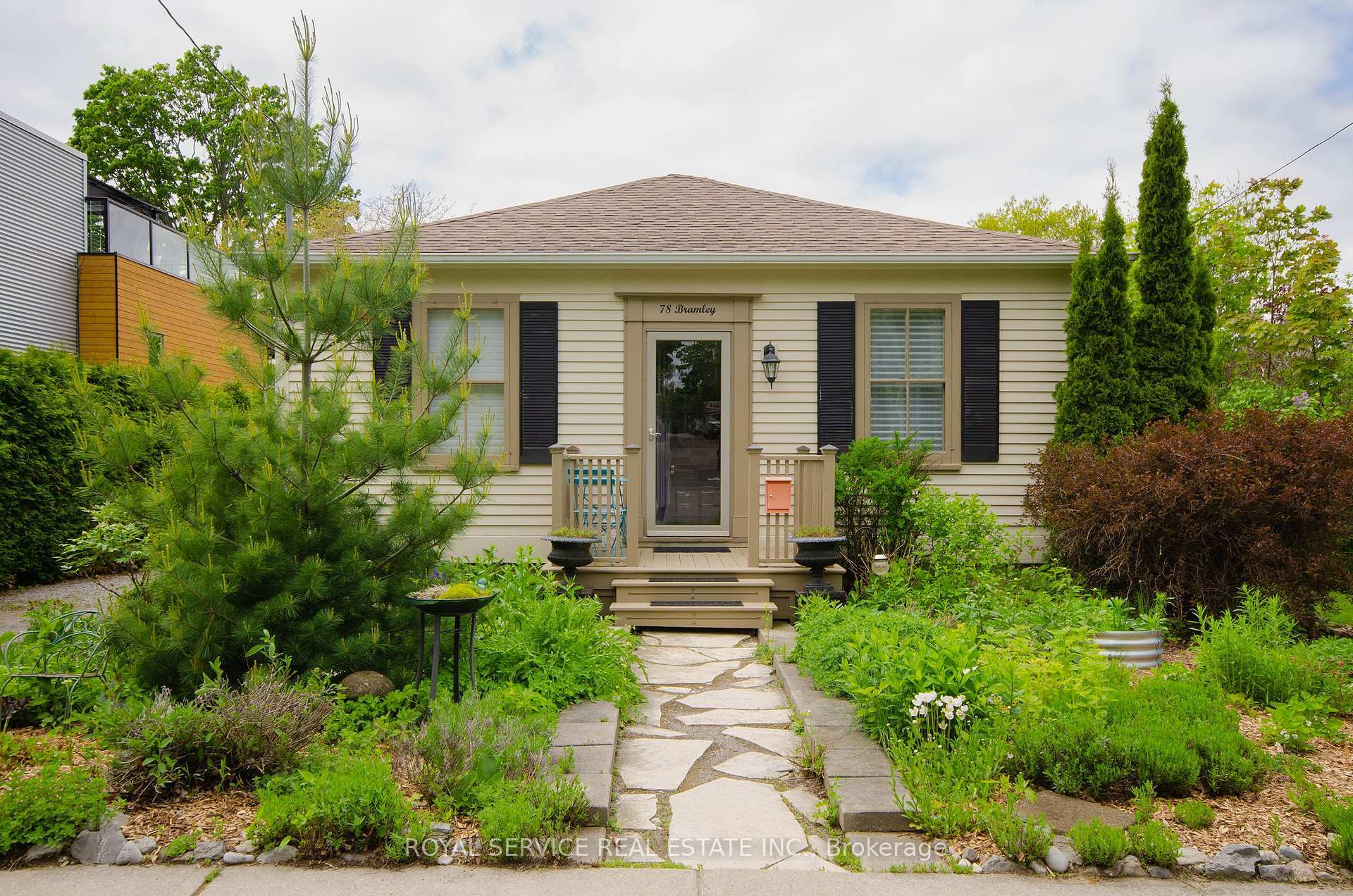 Property Photo:  78 Bramley Street S  ON L1A 3K4 