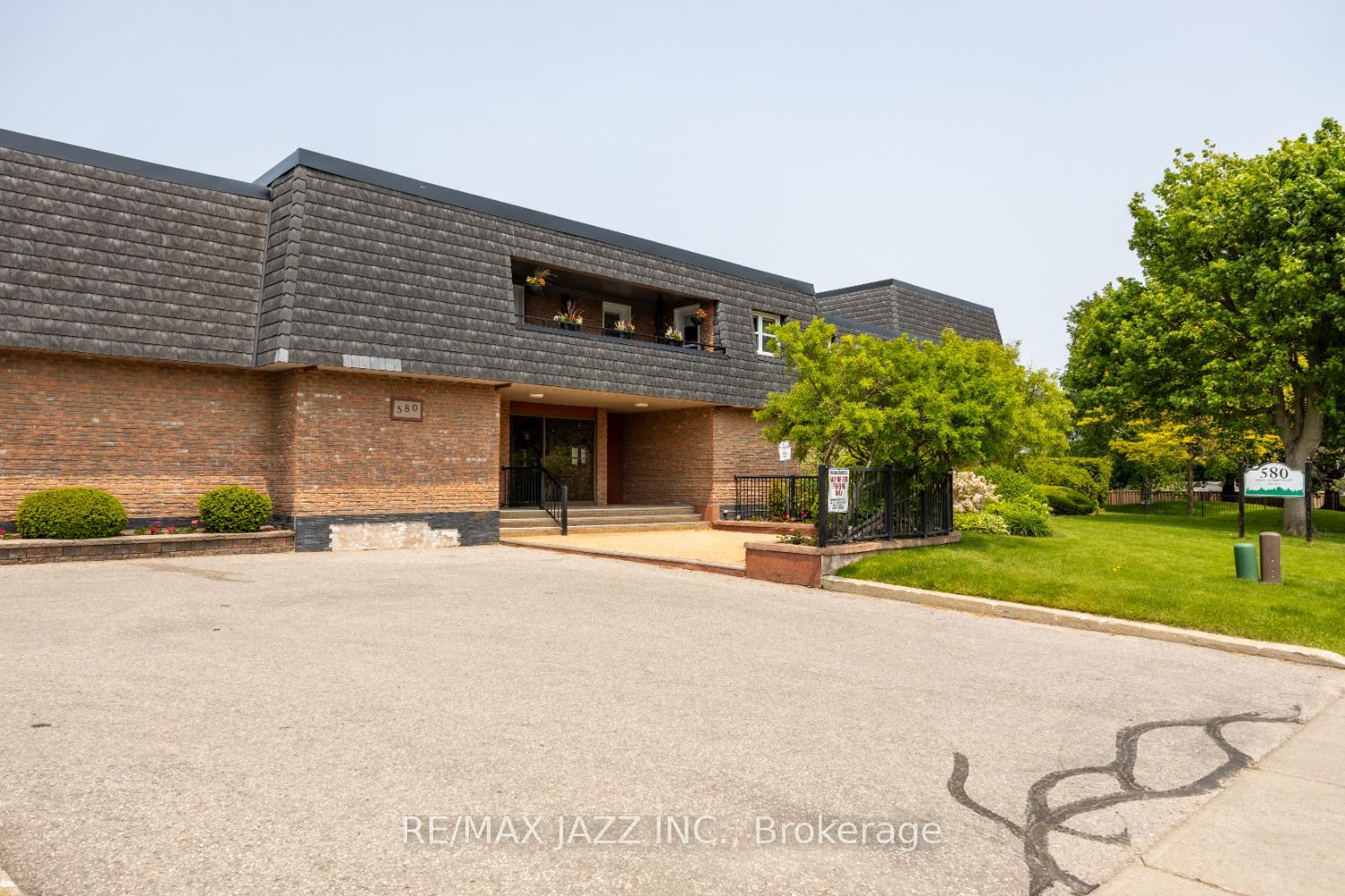 Property Photo: 580 Mary Street E 206 ON L1N 2R3