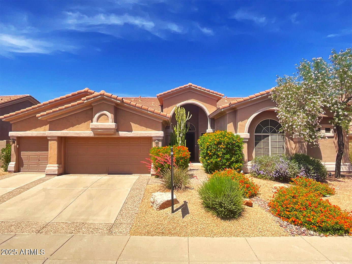 Property Photo: 4410 E Robin Lane AZ 85050