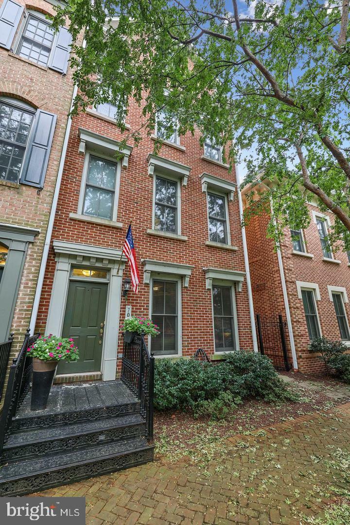Property Photo: 708 Rose Square VA 22314