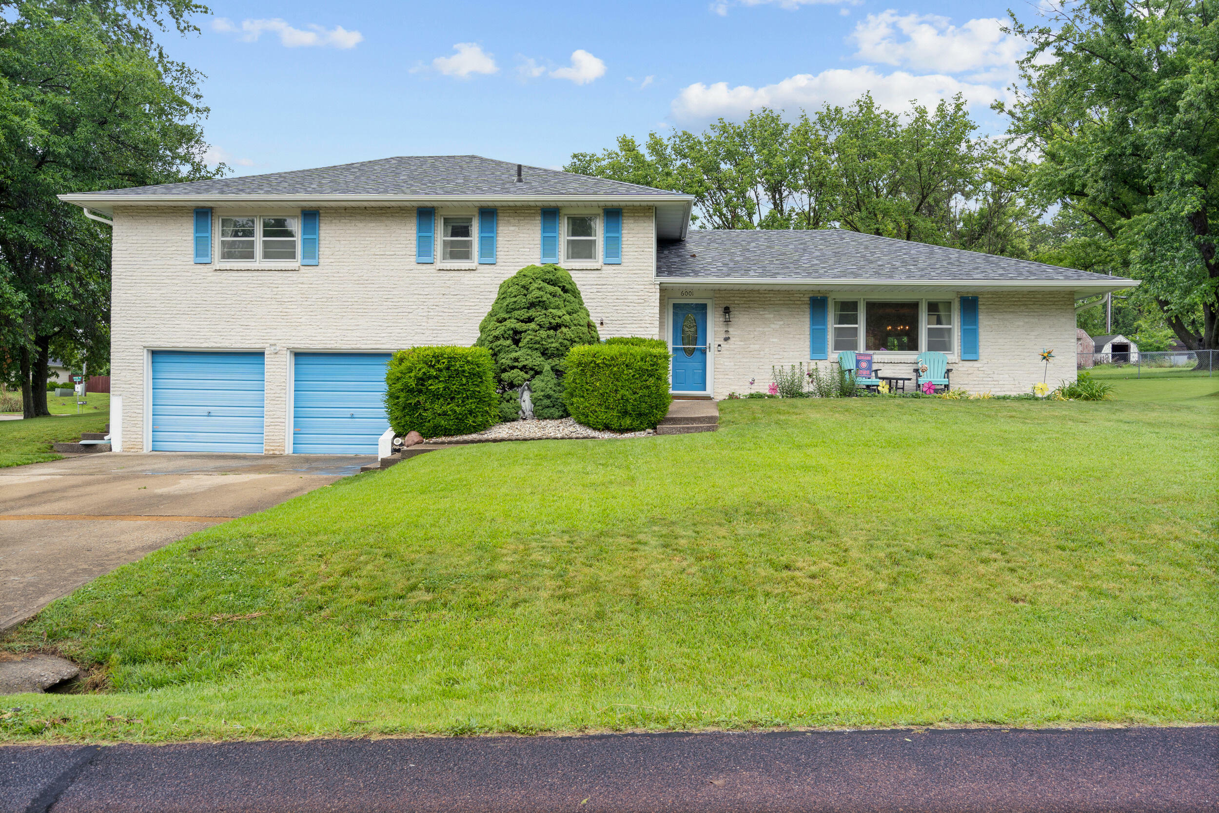 Property Photo:  6001 E Molly Ln  MO 65202 