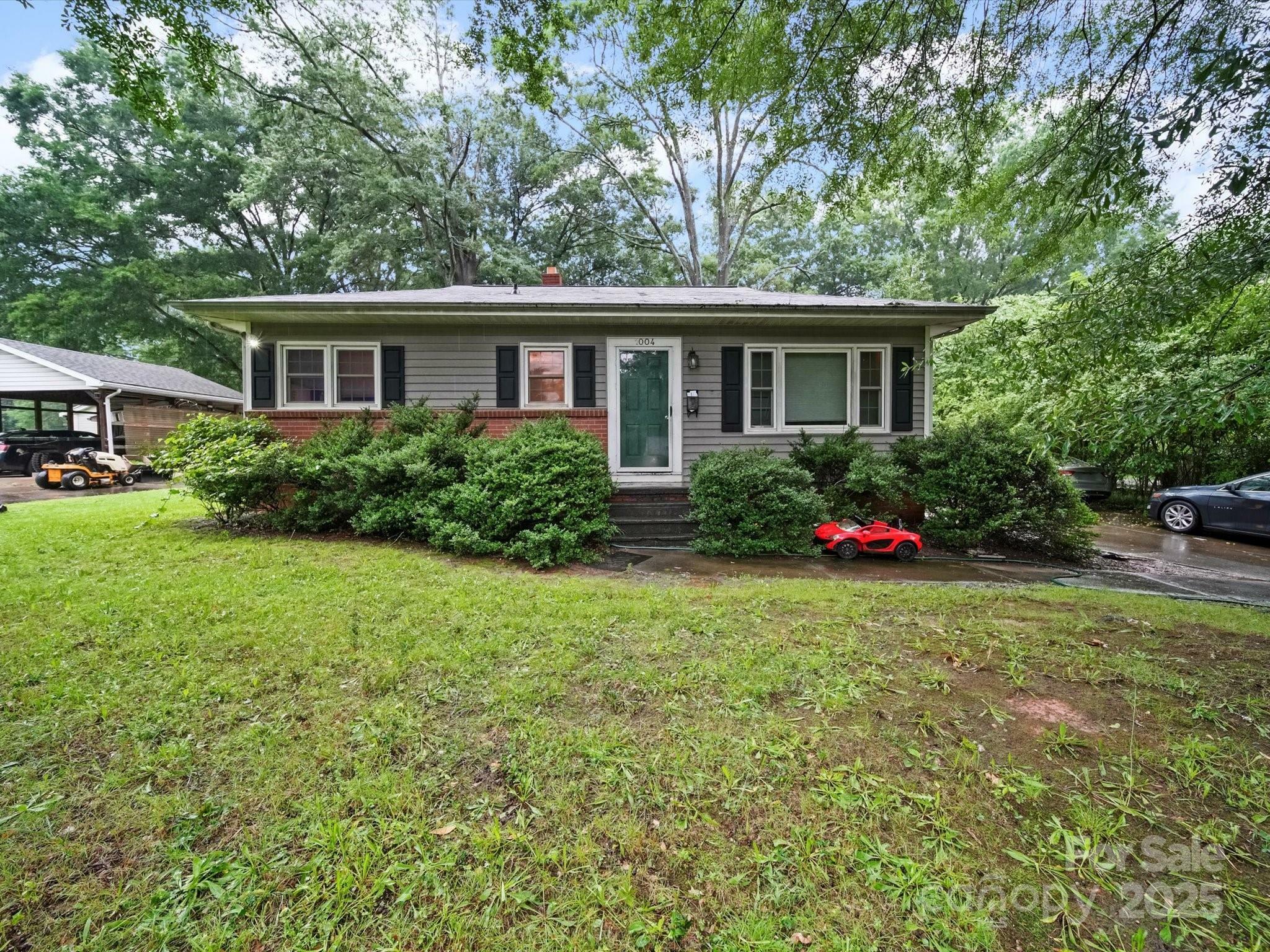Property Photo: 1004 E 8th Avenue NC 28054