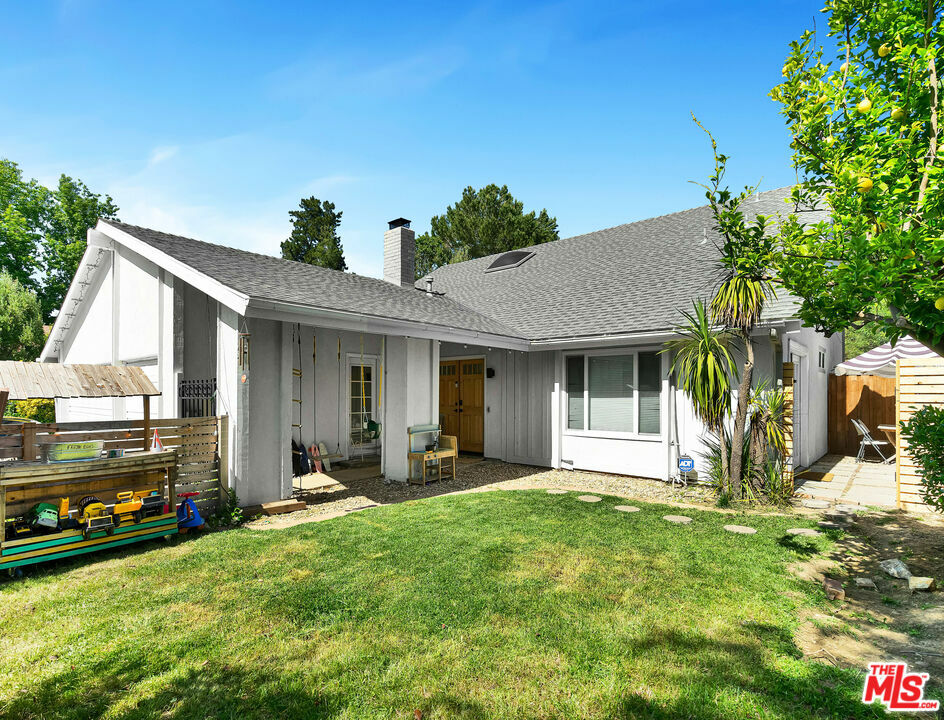 Property Photo: 3952 Patrick Henry Pl CA 91301