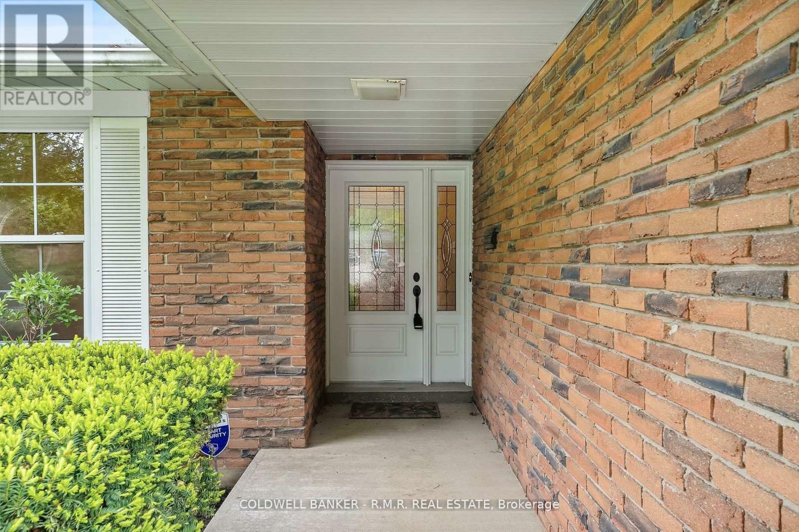 Property Photo: 922 Wyldewood Drive ON L1G 4G1