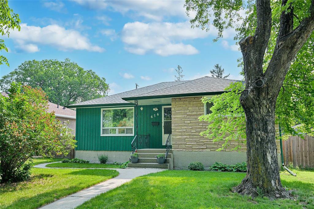 Property Photo:  676 Montrose Street  MB R3M 3N2 