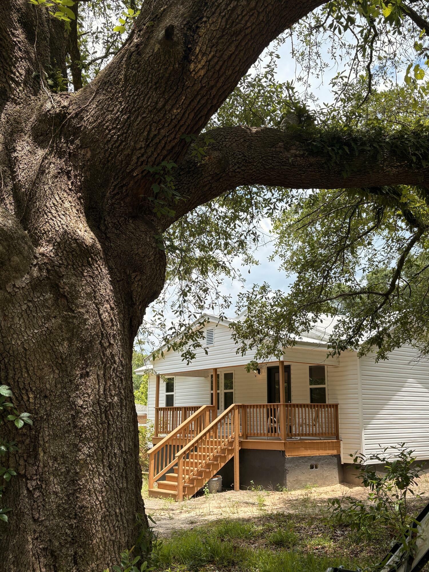 Property Photo: 914 Georgia Street FL 32536
