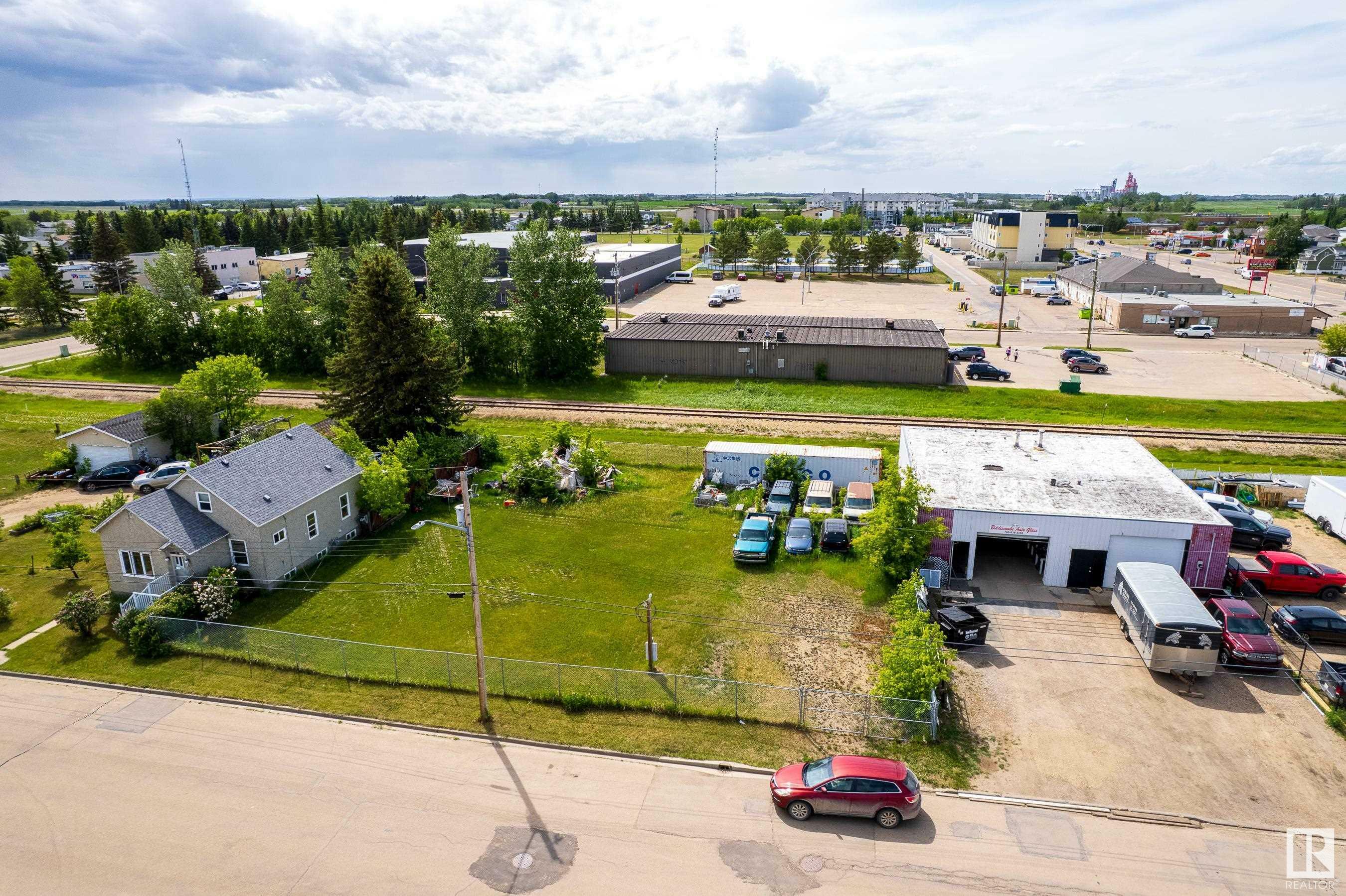Photo de la propriété:  9916 103 Street  AB T8R 1E6 