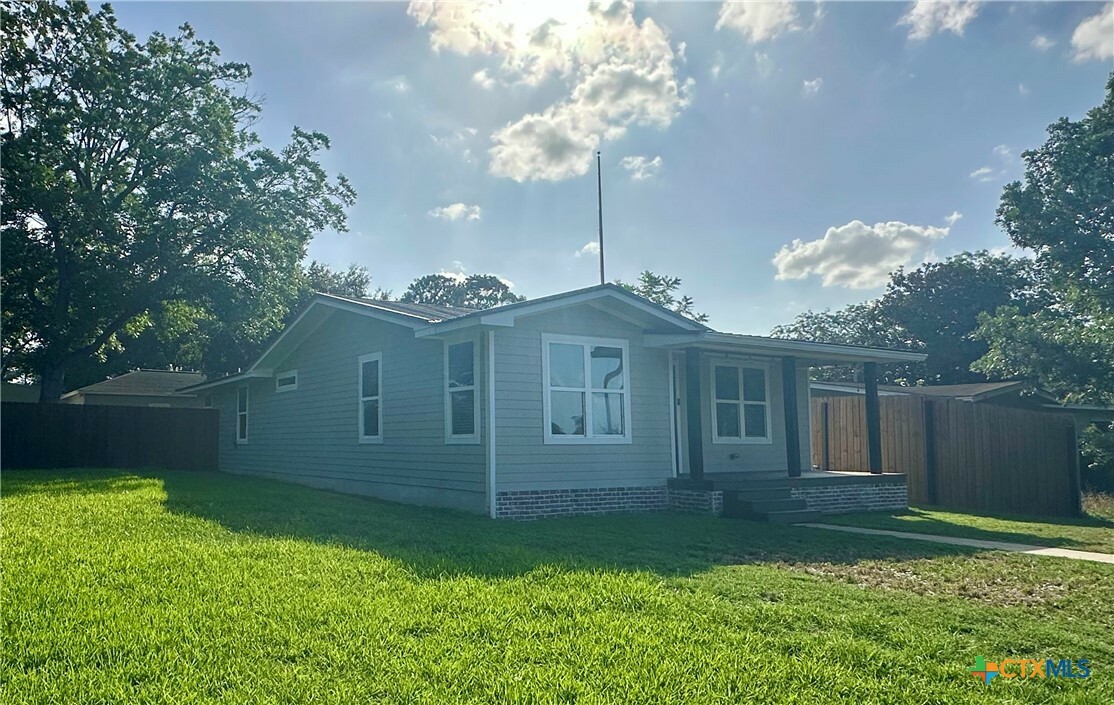 Property Photo: 209 S 4th Street TX 78160