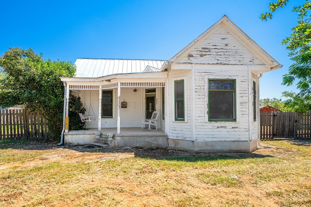 Property Photo: 807 S Eagle St TX 78624