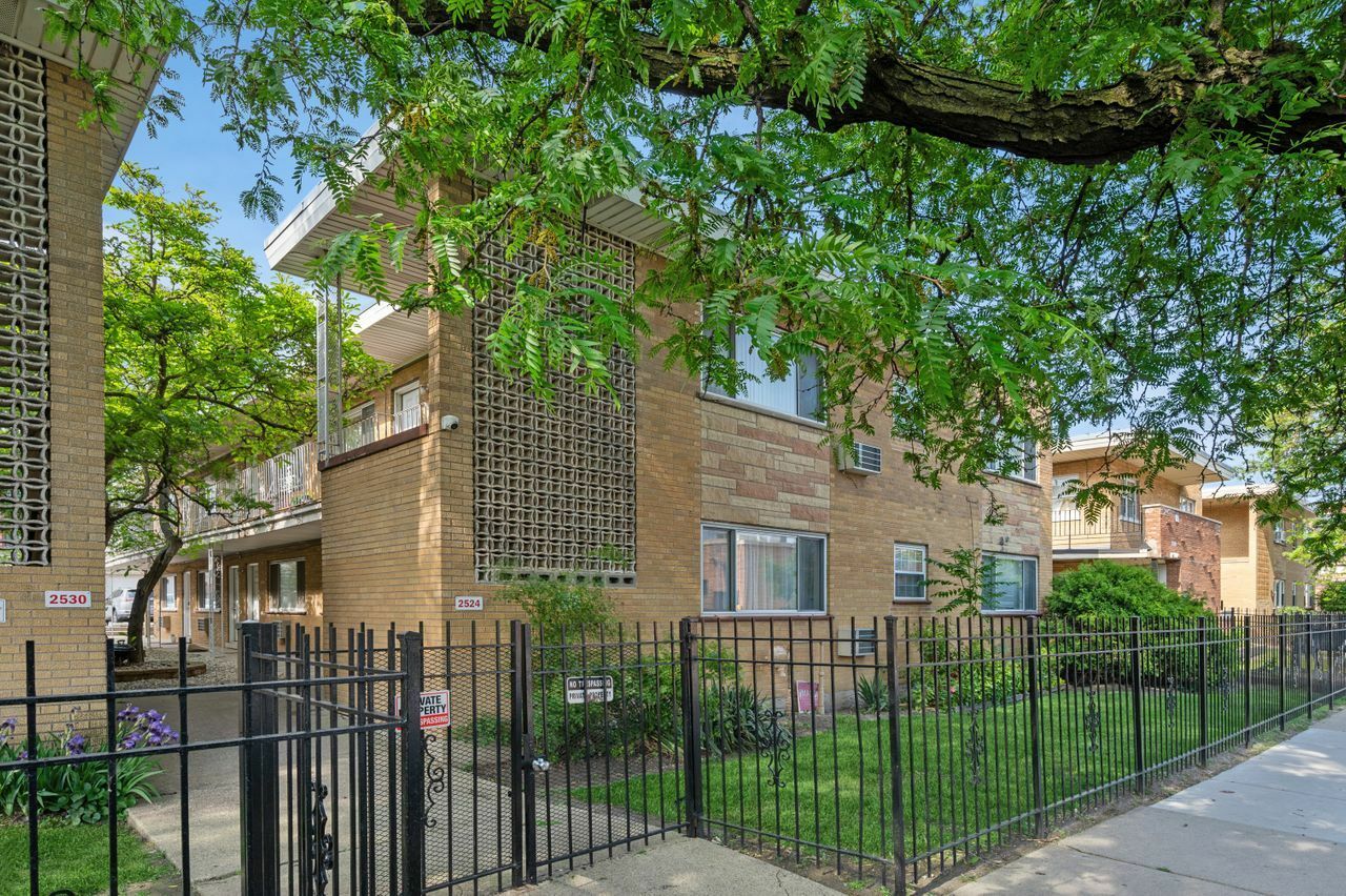 Property Photo: 2524 W Foster Avenue 104 IL 60625