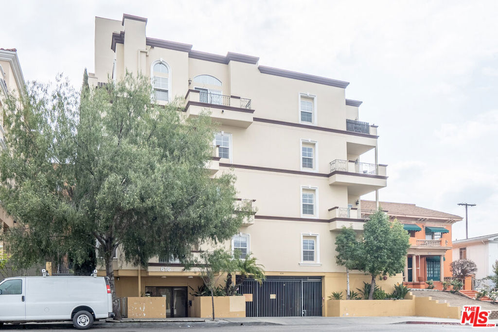 Property Photo: 616 S Wilton Place 103 CA 90005