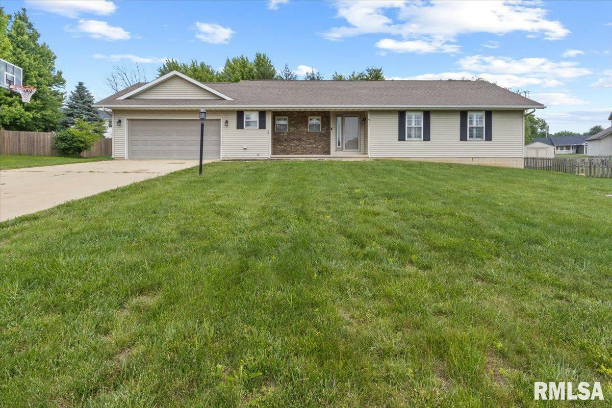 611 Bittersweet Avenue  Metamora IL 61548 photo