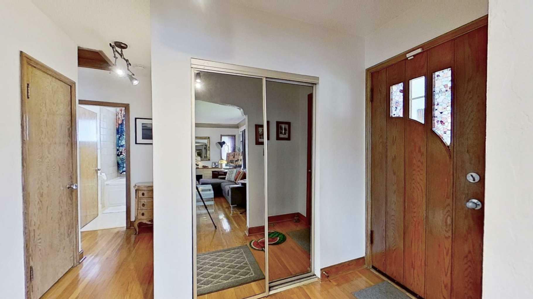 Property Photo: 539 15 Avenue NE AB T2E 1H7