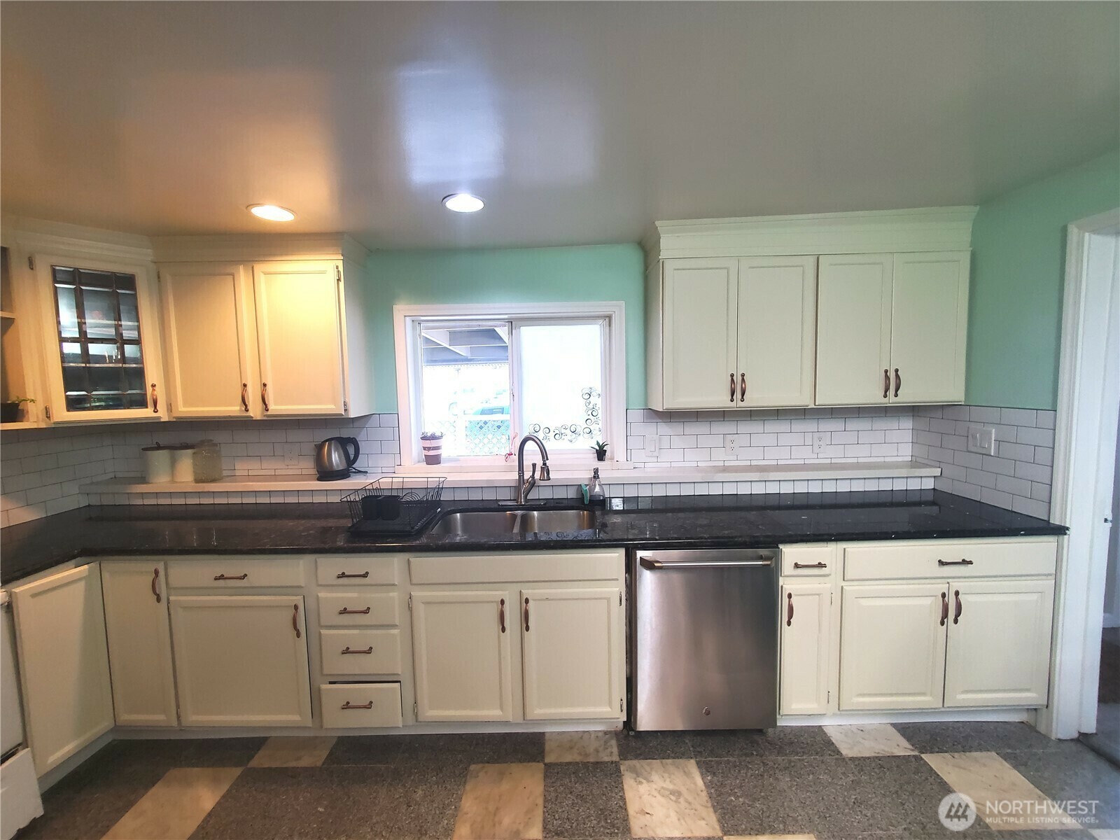Property Photo:  16 E Intercity Avenue  WA 98208 
