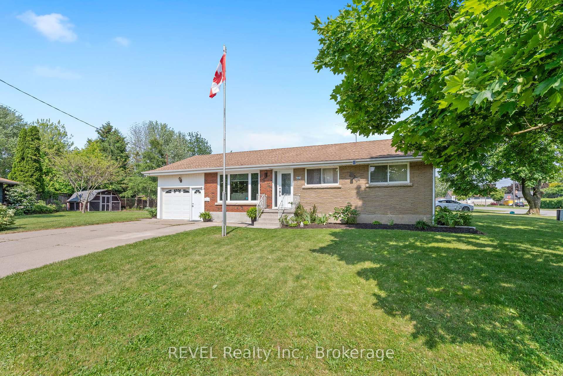 Property Photo: 32 Hanson Drive N ON L2M 2X1