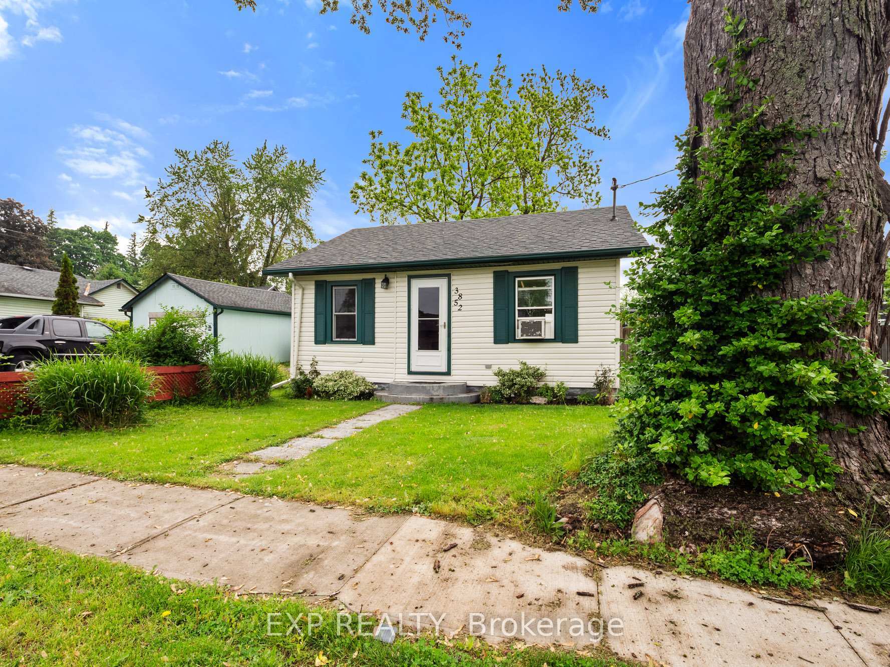 Property Photo: 3852 Brunswick Avenue ON L0S 1B0