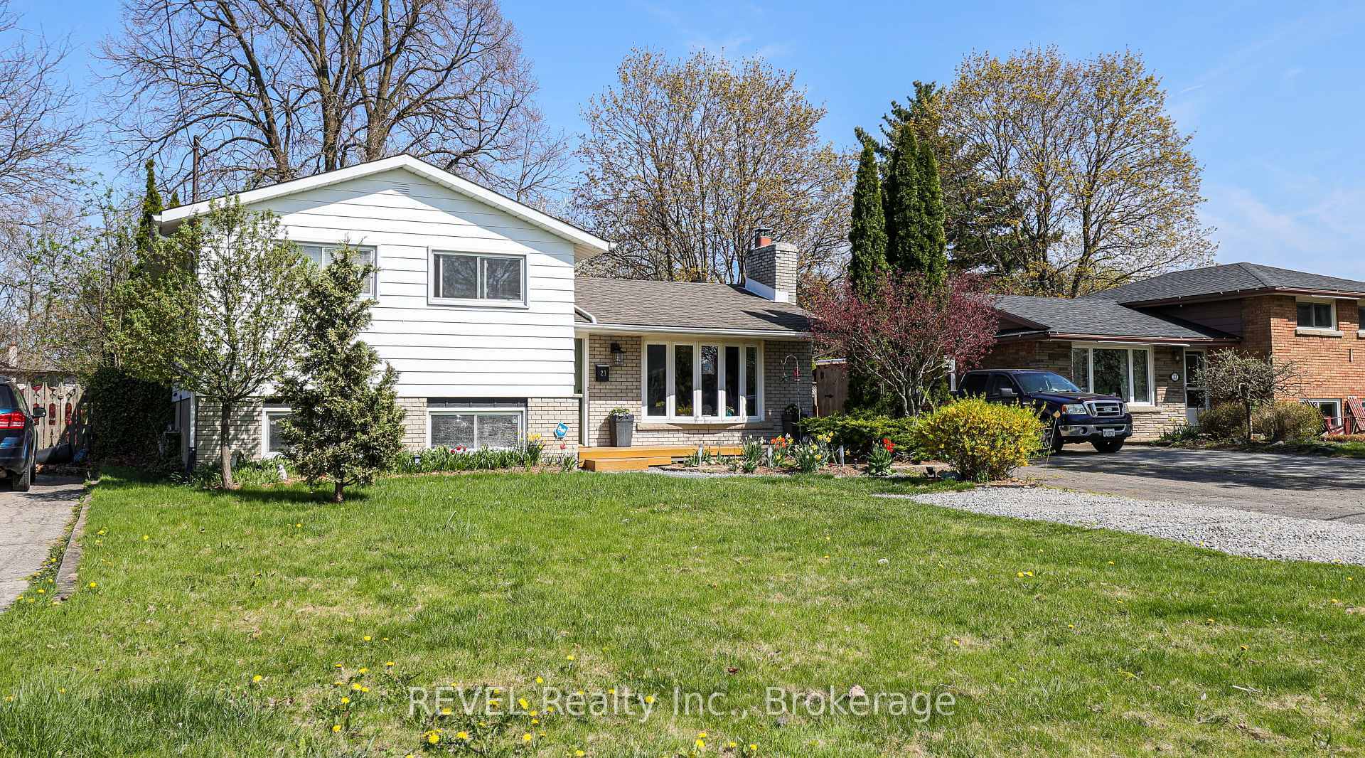Property Photo: 21 Foxglove Avenue ON L2M 3E7