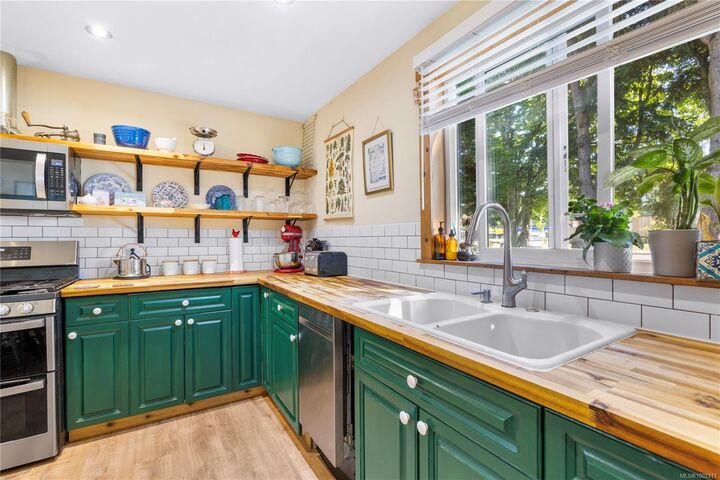 Property Photo: 689 Pioneer Cres BC V9P 1T6