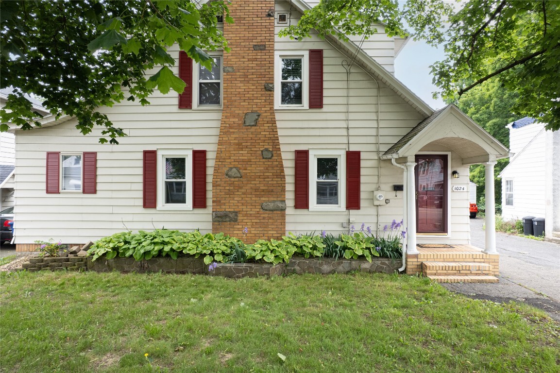 Property Photo:  1024 Vestal Road  NY 13850 