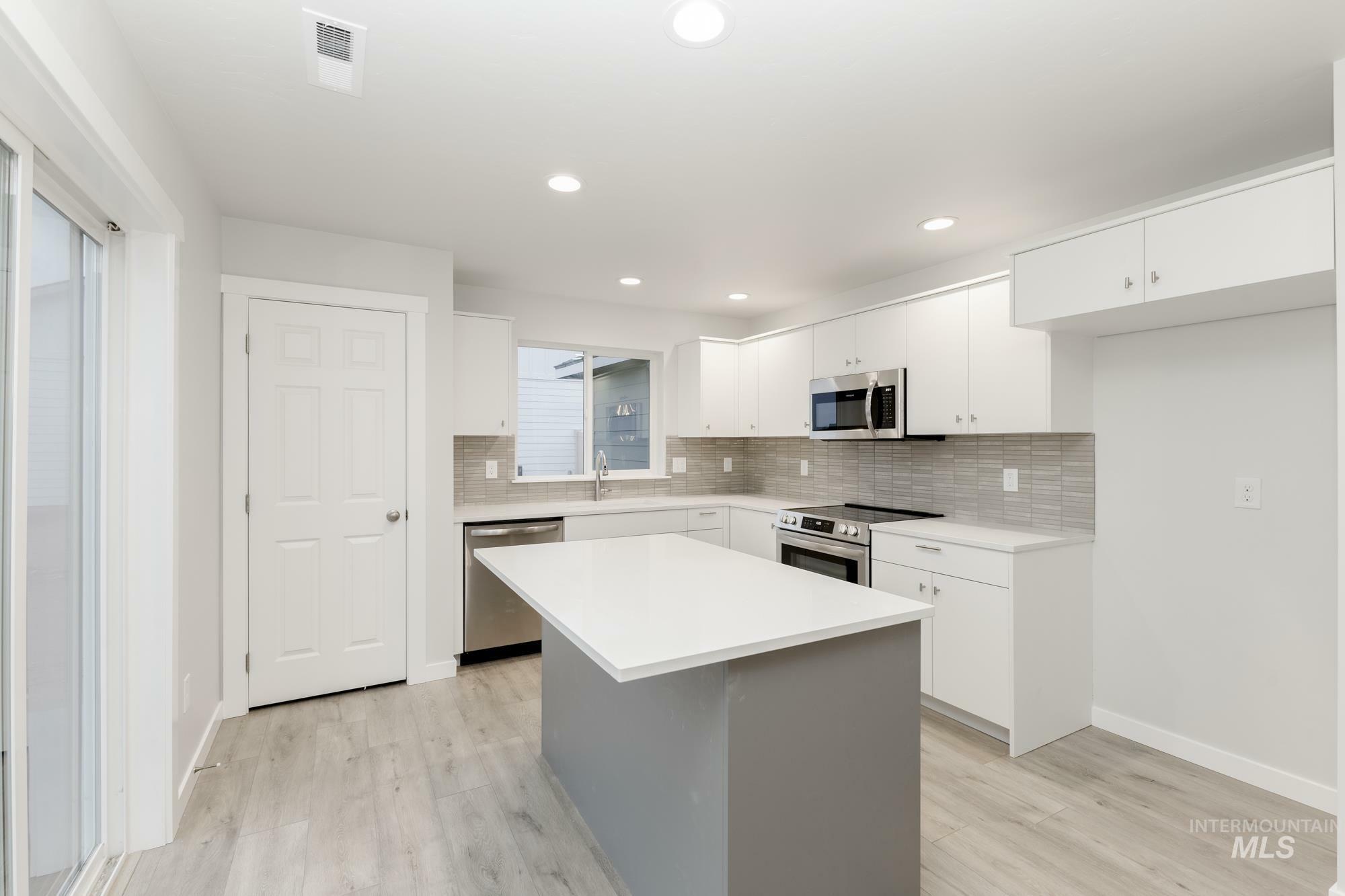Property Photo: 1128 W Bass River Dr ID 83642