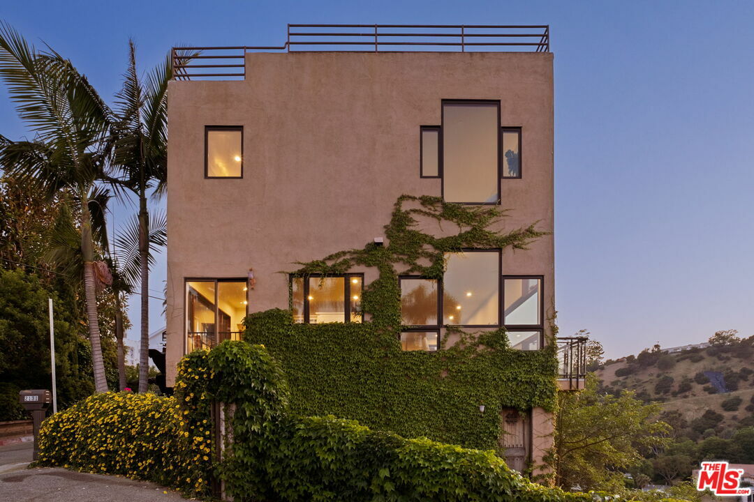 Property Photo: 2125 Kew Dr CA 90046