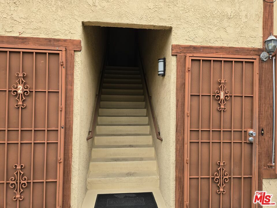 Property Photo: 1233 Tamarind Ave CA 90038