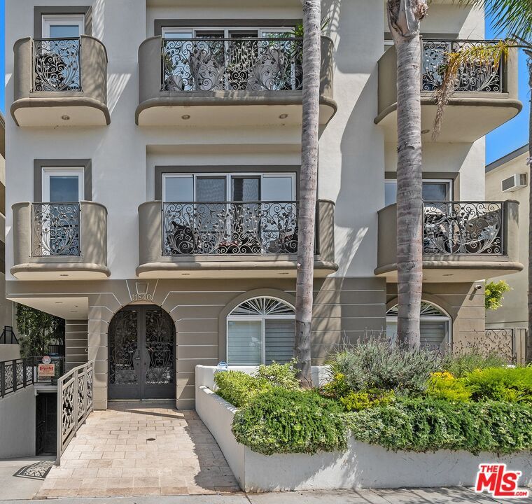 Property Photo:  11840 Dorothy St  CA 90049 