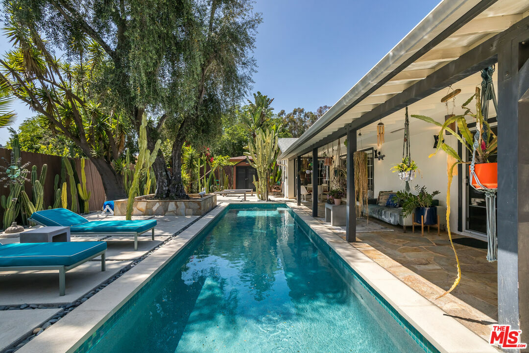 Property Photo: 6570 Lakeridge Rd CA 90068