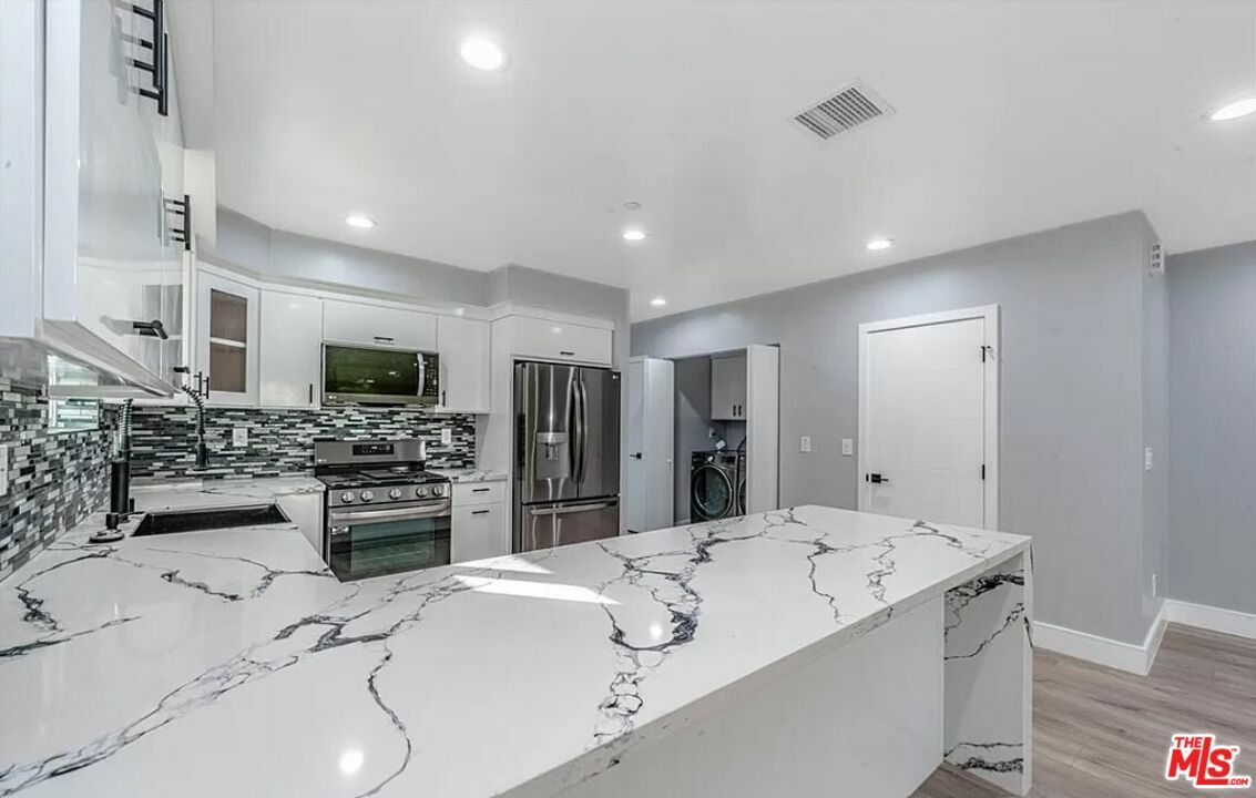 Property Photo: 1947 N Vista Del Mar Ave CA 90068