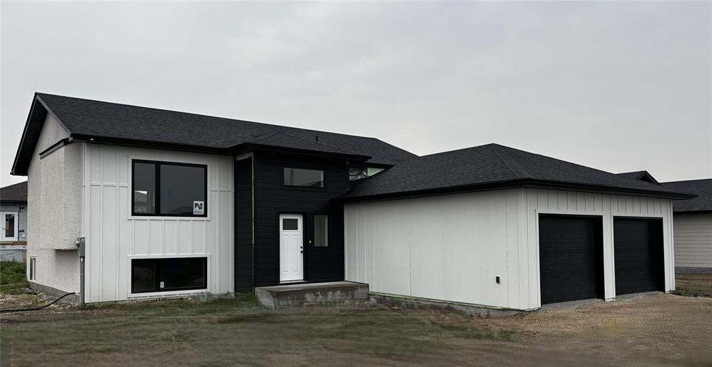 Property Photo: 7 Harvest Bay MB R0A 0C1