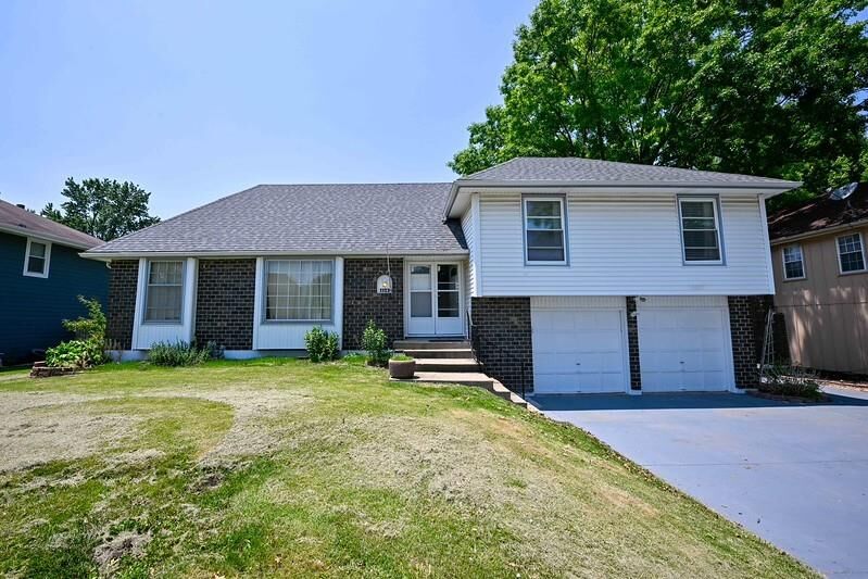 Property Photo:  1113 SW 17th Street  MO 64015 