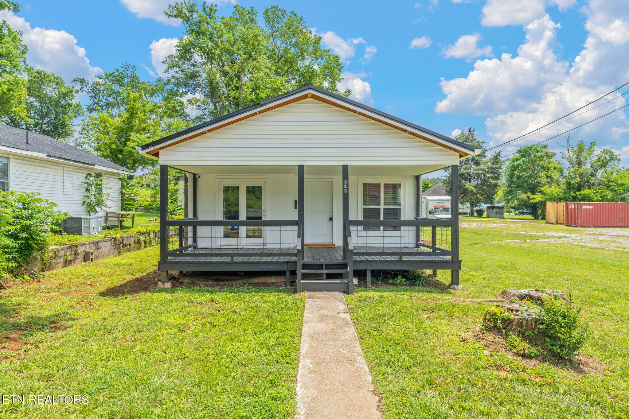 Property Photo: 328 N Chamberlain Ave TN 37854