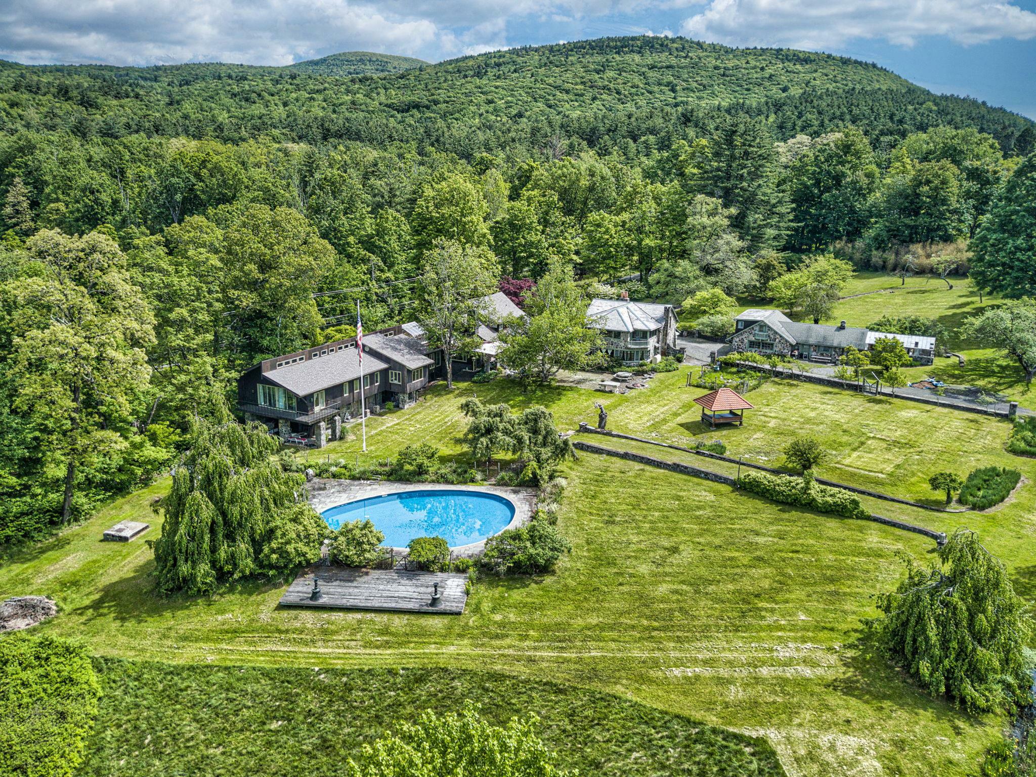 Property Photo:  