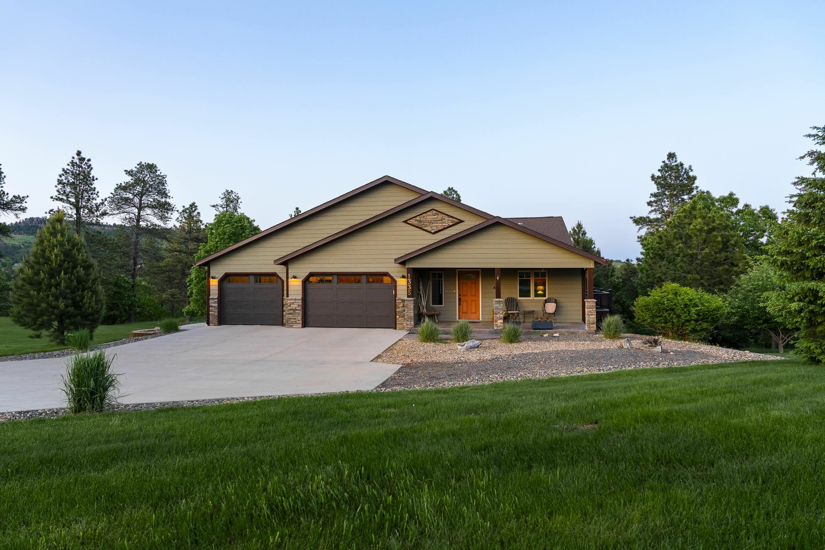 Property Photo:  1335 E Woodland Drive  SD 57783 