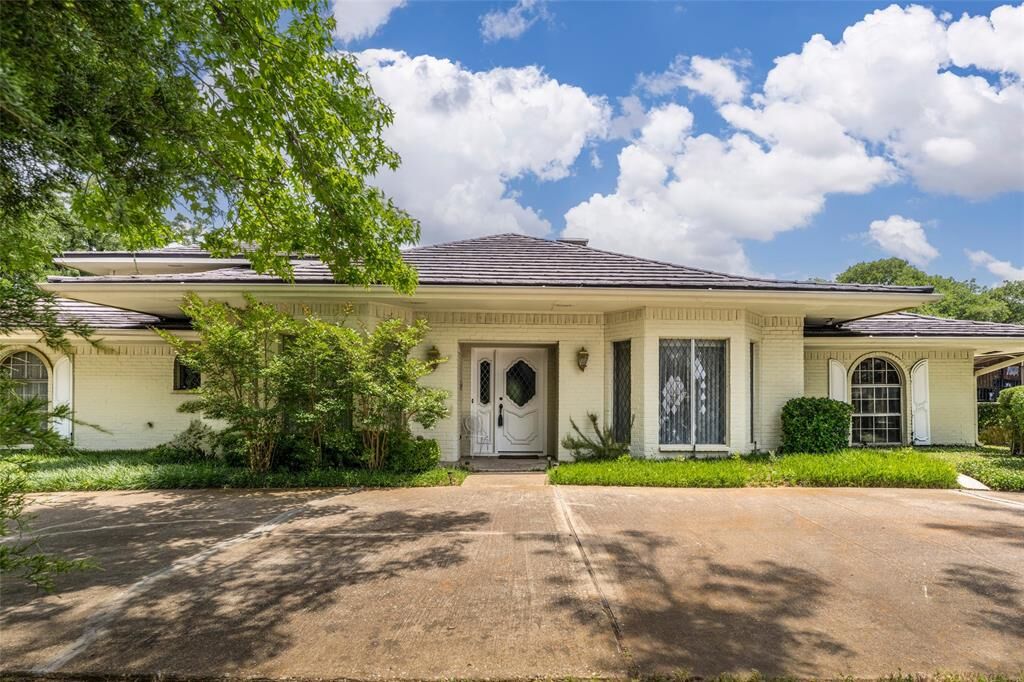 Property Photo:  1905 Rockcliff Court  TX 76012 