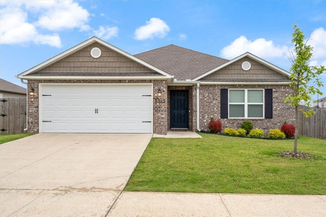 Property Photo: 2213 E Fennec Street AR 72761