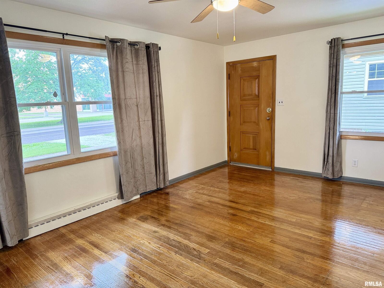 Property Photo:  465 Fifer Street  IL 61401 