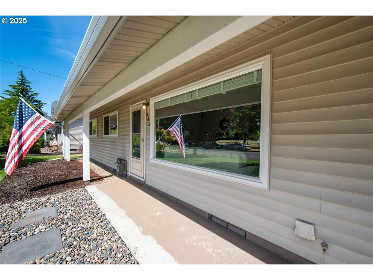 Property Photo: 113 N Nashville Way WA 98664